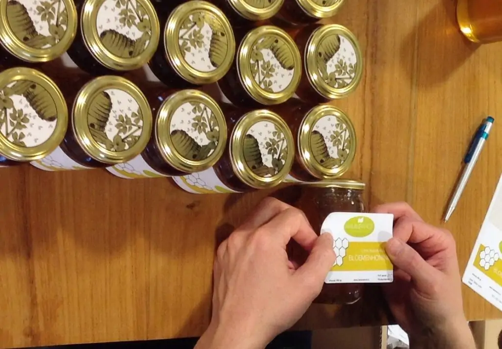 Etiket plakken op een honingpot