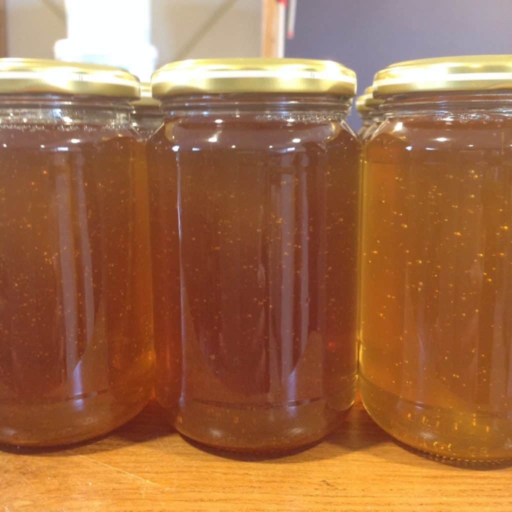 Potjes met honing zonder etiket