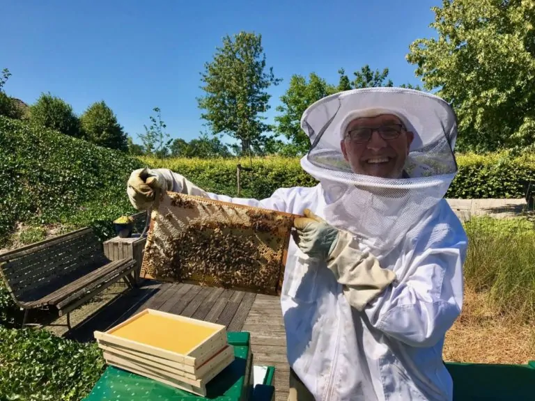 imker Ben Kogelman met bijenraam