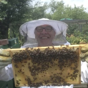 Imker cursus De Basis Van Bijenhouden imker Ben en een raampje bijen